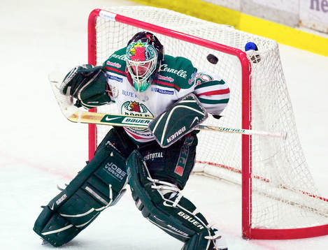 Cristopher Nihlstorp, målvakt, Rögle nickar ut pucken