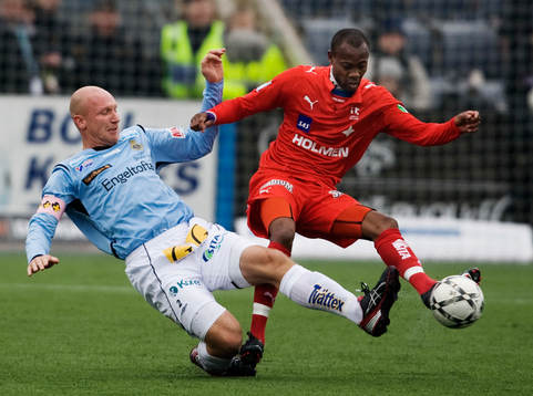 Thomas Hedlund, Gefle, tacklar Kevin Amuneke, Norrköping