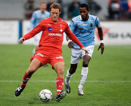 Mikael Roth, Norrköping, är steget före Yannick Bapupa,