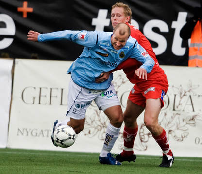Hans Berggren, Gefle, tar sig förbi Anders Whass,