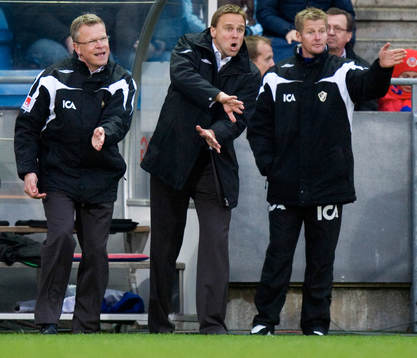  Henrik Larsson har just missat straffen och Halmstads tränartrio Jan Andersson, Jonas Wirmola och Anders Smith vill hålla igen.