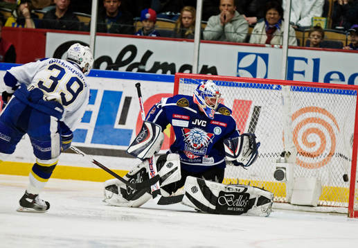 Jukka Voutilainen, HV71, gör mål på Rastislav Stana,