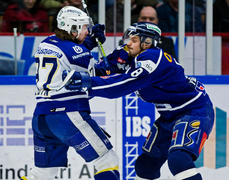 Johan Fransson, Linköping, trycker till Per Ledin, HV71