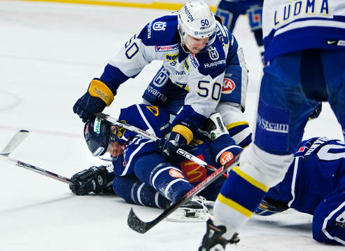 Andreas Jämtin, HV71, trycker ner Mikael Håkanson,