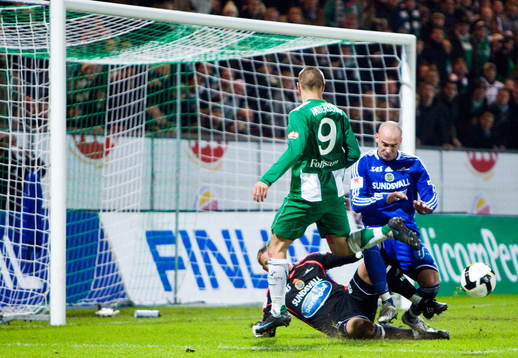 Petter Andersson, Hammarby, pressar på Fredrik Sundfors,