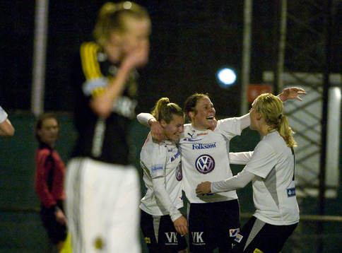   Ramona Bachmann, Hanna Ljungberg och Lisa Dahlqvist, Umeå, jubel efter 0-1. 