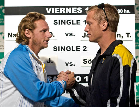 Thomas Johansson skakar hand med David Nalbandian. Dessa