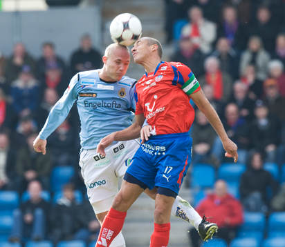 Thomas Hedlund och Henrik Larsson nickduellerar