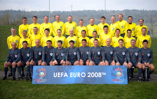  Domare i främre raden frv, Konrad Plautz, Österrike, Frank de Bleeckere, Belgien, Manuel Enrique Mejuto Gonzalez, Spanien, Howard Webb, England, Herbert Fandel, Tyskland, Kyros Vassaras, Grekland, Roberto Rossetti, Italien, Pieter Vink, Holland, Tom Henning Oevreboe, Norge, Lubos Michel, Slovakien, Peter Fröjdfeldt, Sverige och Massimo Busacce, Schweiz med sina assistenter.
