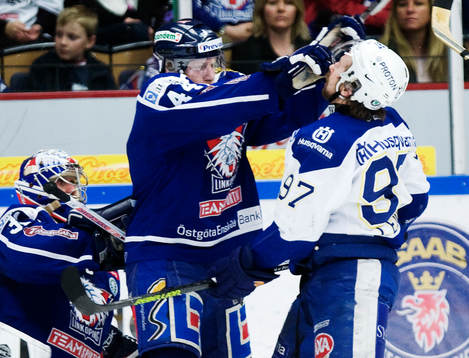 Jonas Junland, Linköping, trycker till Per Ledin, HV71, i