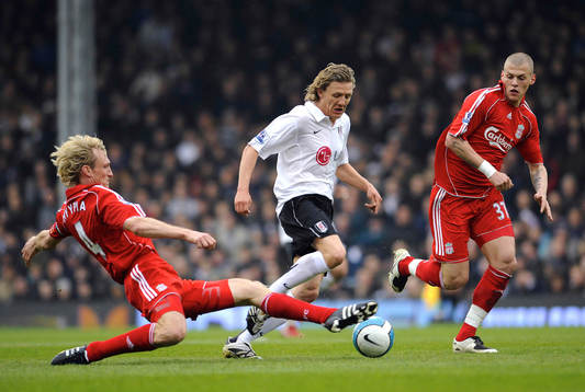   Jimmy Bullard, Fulham mot Sami Hyypia och Martin Skrtel, Liverpool.