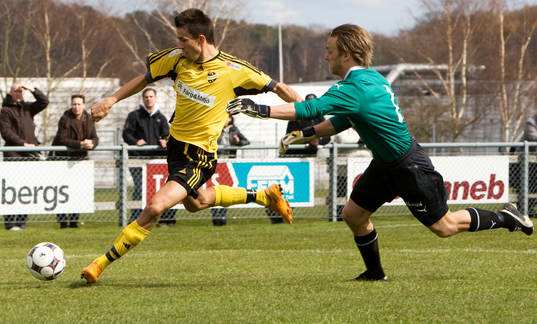 Fisnik Alaj har rundat målvakten Charlie Fält och skjuter