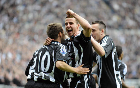  Michael Owen jubel med Steven Taylor, Newcastle, efter mål.
