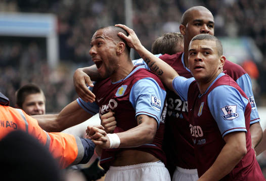  John Carew, Aston Villa, jubel efter mål med lagkamrater.