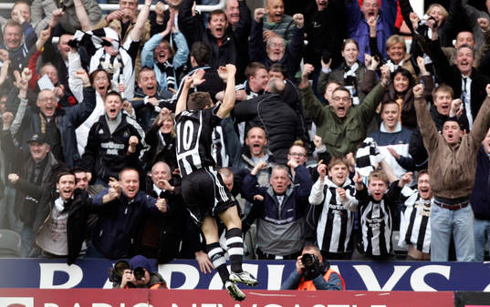  Michael Owen, Newcastle, jubel framför publiken efter första mået.