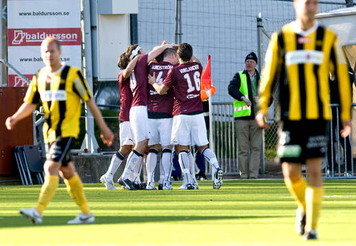  Jubel efter att Mattias Gravem kvitterat till 2-2 för Qviding