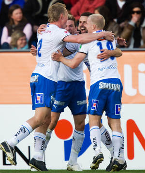   2-2, Kristoffer Arvhage grattas till poängen. Jubel.