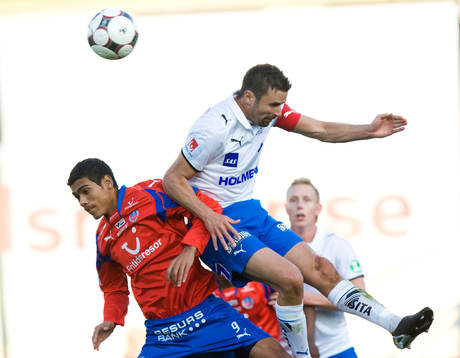   Kristoffer Arvhage nickduellerar med Luiz Marques Denilson.