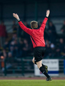 Domaren gör tecken för fortsätt spela