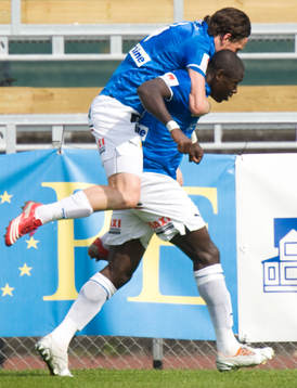  Straff,  Michael Mensah och Kristian Haynes, jubel.