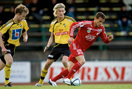 Mano Garcia, Degerfors, drar förbi Oskar Olsson och David