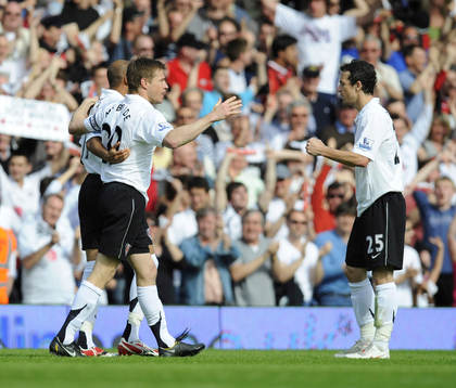   Brian McBride och Simon Davies, jubel