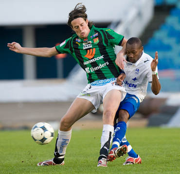 Andreas Tobiasson,  trycker till Kevin Amuneke