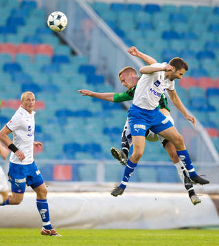 Björn Andersson går vårdslöst in i en nickduell med