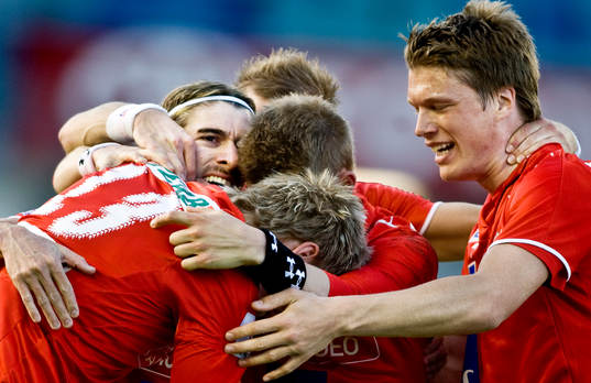  César Santín, Kalmar, kramas om av lagkamrater, jubel.