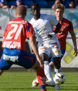 Trelleborgs Michael Mensah klämd mellan två