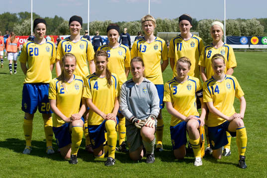  Bakre raden fr.v Maria Niemelä, Linda Molin, Shanga Hussain, Sara Back, Josephine Larsson och Elsa Klarin. Främre raden fr.v: Linda Lundström, Lisa Peterson, Linnea Söderström, målvakt, Sara Eliasson och Elin Benjaminsson.