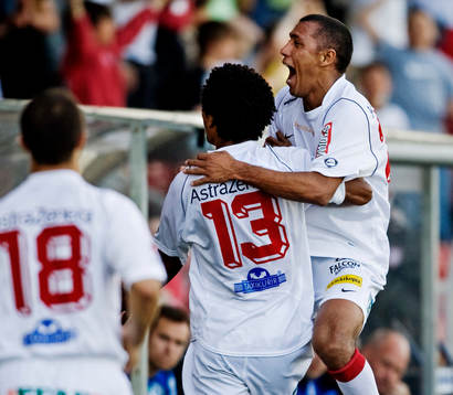  Alessandro Silva Perreira gratulerar Marcos Ferreira, Assyriska, till 3-0-målet. Jubel, glädje.