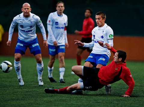  Farid Hafsia, Vasalund, tacklar Christopher Telo, Norrköping.