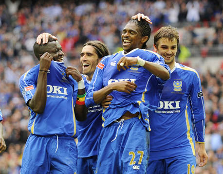  Nwankwo Kanu, mitten, jubel efter mål med Sulley Muntari, Pedro Mendes och Niko Kranjcar. 