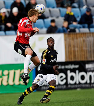  Linus Malmkvist, Landskrona, är före Saihou Jagne, AIK, på bollen.