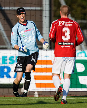  Jubel över straffräddning, målvakten Simon Nurme, och Magnus Tappert.