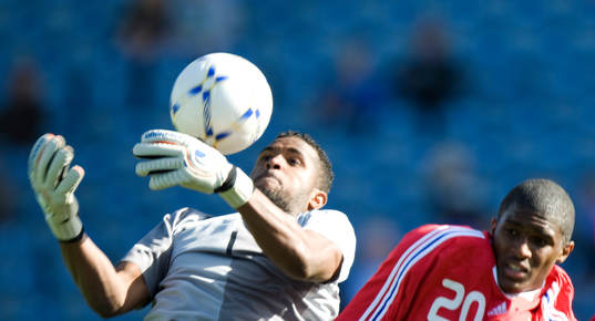  Portugals målvakt Ricardo Batista plockar ner framför Anthony Modeste.