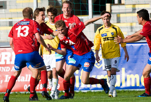  0-1, Mario Vasilj, som grattas av mittbackskollegan Fredrik Bild.