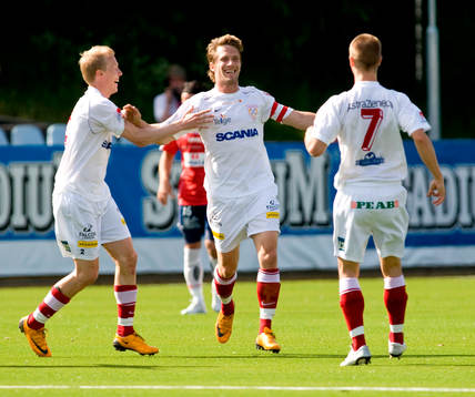  Göran Marklund gör 2-0 till Assyriska. Jubel. Martin Lorentzon, Fredrik Samuelsson, Assyriska