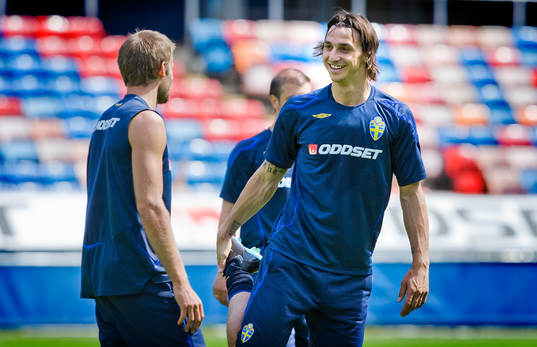 Zlatan Ibrahimovic skrattar med Olof Mellberg