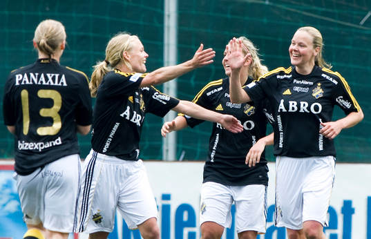  Elin Ekblom Bak, och Laura Kalmari, AIK jubel efter segermålet 2-1.