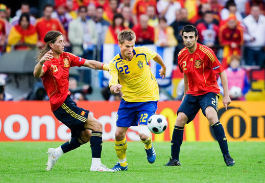 Markus Rosenberg, Sverige,  mellan Sergio Ramos, och Raúl