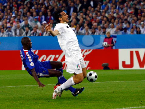  Eric Abidal, Frankrike och Luca Toni, Italien. Tackling.