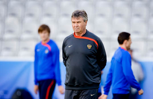  Ryssland är på stadion Tivoli Neu. Guus Hiddink, Förbundskapten