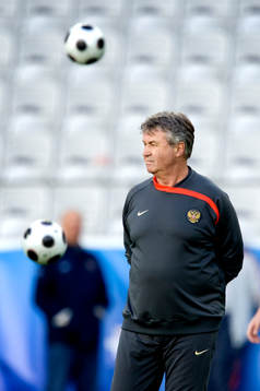  Ryssland är på stadion Tivoli Neu. Guus Hiddink, Förbundskapten
