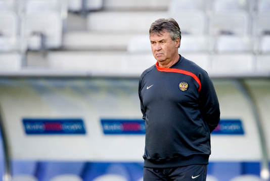  Ryssland är på stadion Tivoli Neu. Guus Hiddink, Förbundskapten