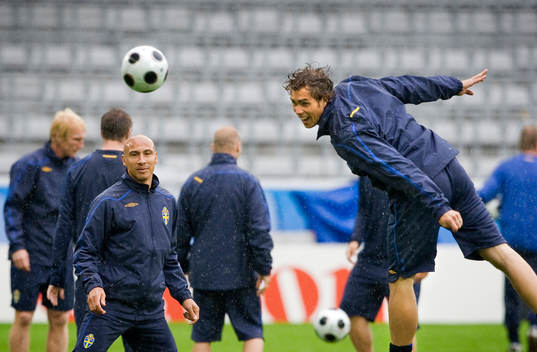  Sverige är tillbaka och tränar på stadion Tivoli Neu. Henrik Larsson och Johan Elmander
