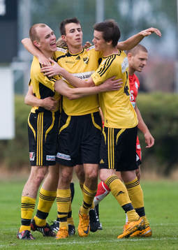  Måljubel, Fredrik Hägglund, Fisnik Alaj och Peter Olsson.