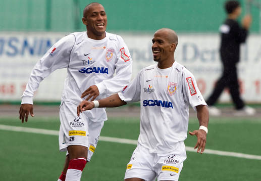  Alessandro Silva Perreira, och Marcos Ferreira, Assyriska, jubel.  