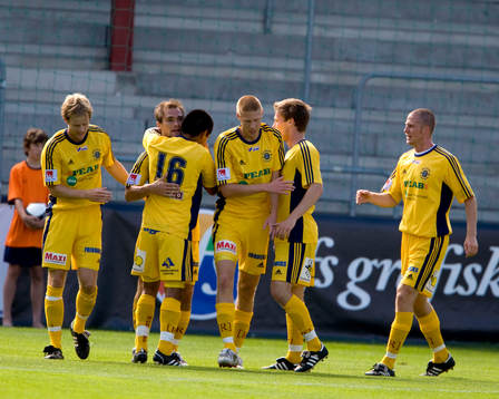  Jubel efter att Patrik Larsson, Ängelholm gjort 1-0.